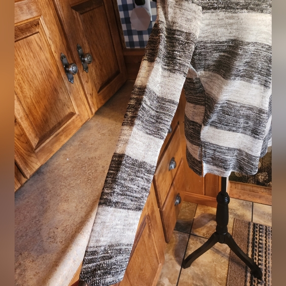 NEW Isela Lightweight Sweater Silver and Black Metallic Size S - Picture 4 of 7